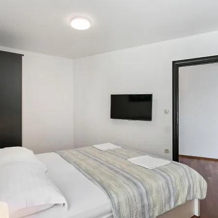 Pleasant In Drvenik With Balcony Apartment *