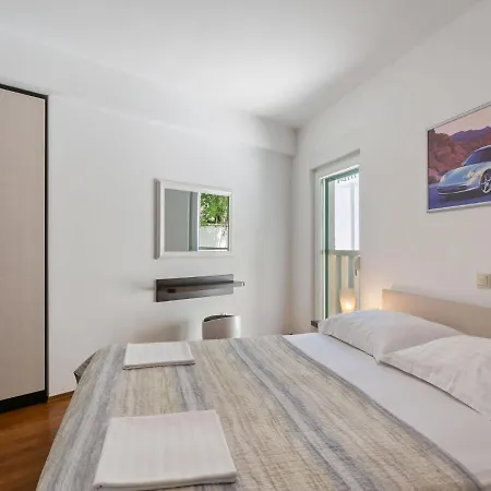 Pleasant In Drvenik With Balcony Apartment