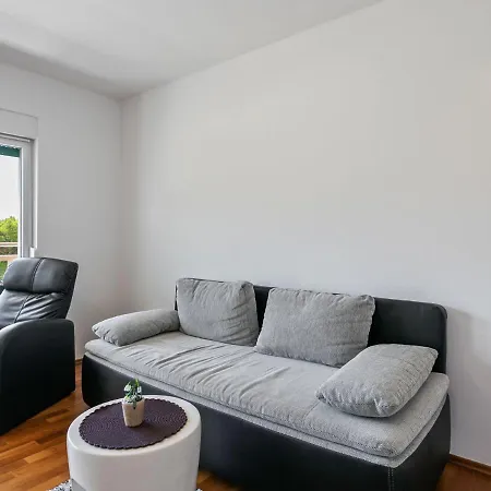 Pleasant In Drvenik With Balcony *